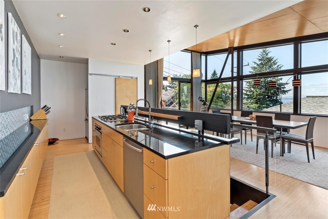 706 West Howe Street Seattle, WA 98119 - Photo 6 of 40 Gallery Image 6
