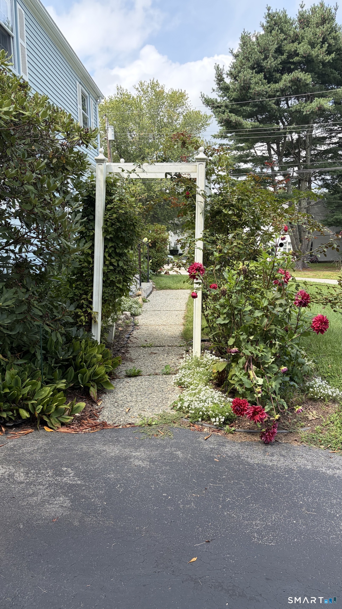 7 Massachusetts Road Montville, CT 06370 - Photo 3 of 30 Gallery Image 3