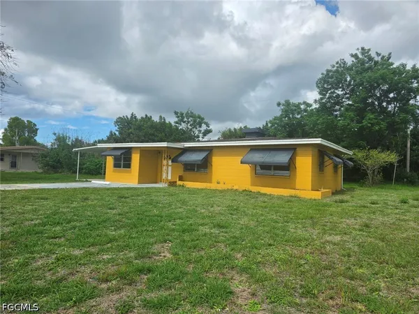 $1,300 | 102 Connecticut Road, Lehigh Acres, FL 33936