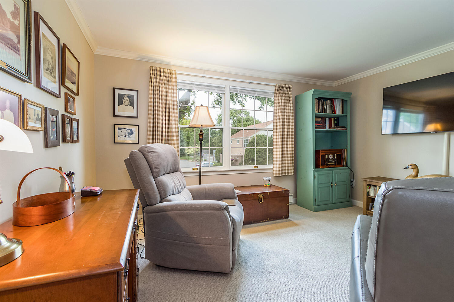 39 Tower Hill Road, Unit 4C Osterville, MA 02655 - Photo 17 of 23 a living room with furniture and a flat screen tv