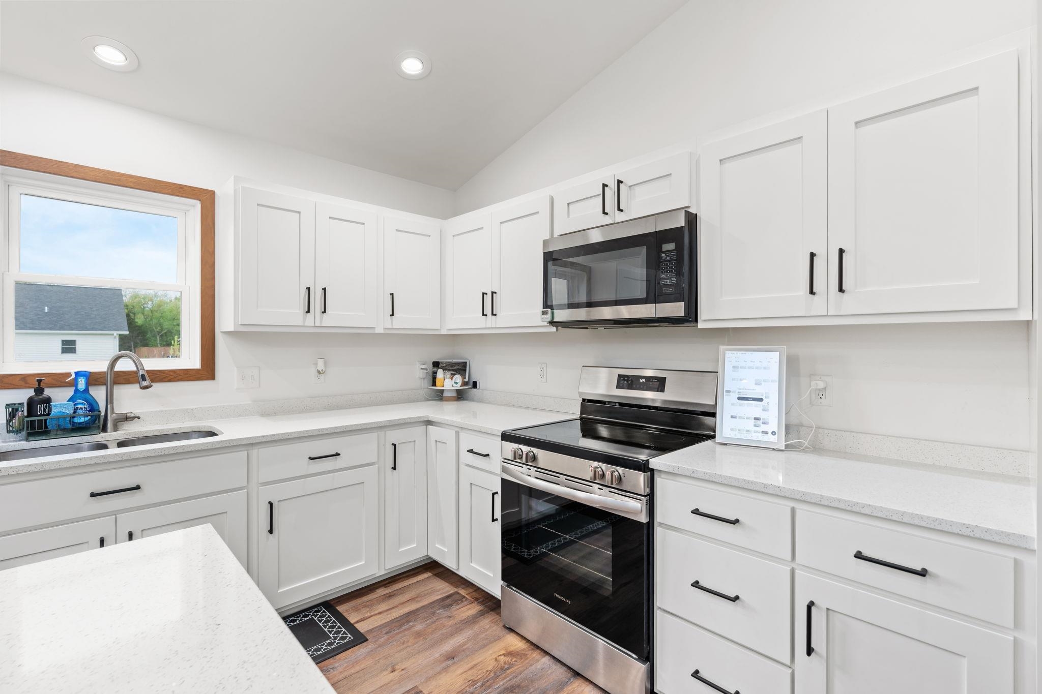 521 Roosevelt Street Baraboo, WI 53913 - Photo 8 of 32