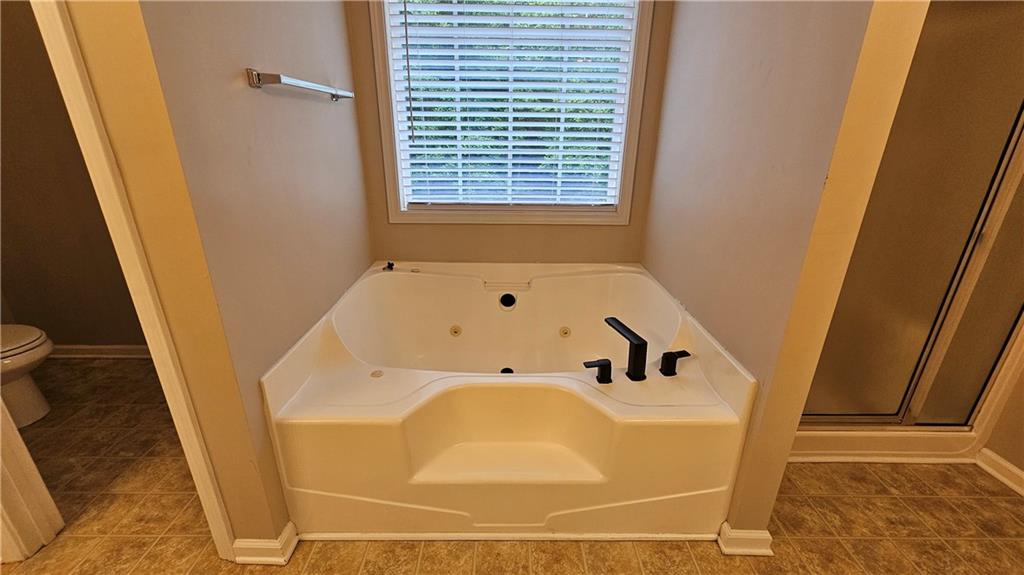 147 Oliver Drive Dallas, GA 30132 - Photo 28 of 55 a bathroom with a bathtub and a window