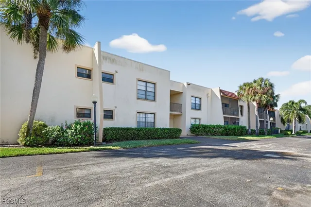 $174,900 | 12501 McGregor Boulevard, Unit 28, Fort Myers, FL 33919