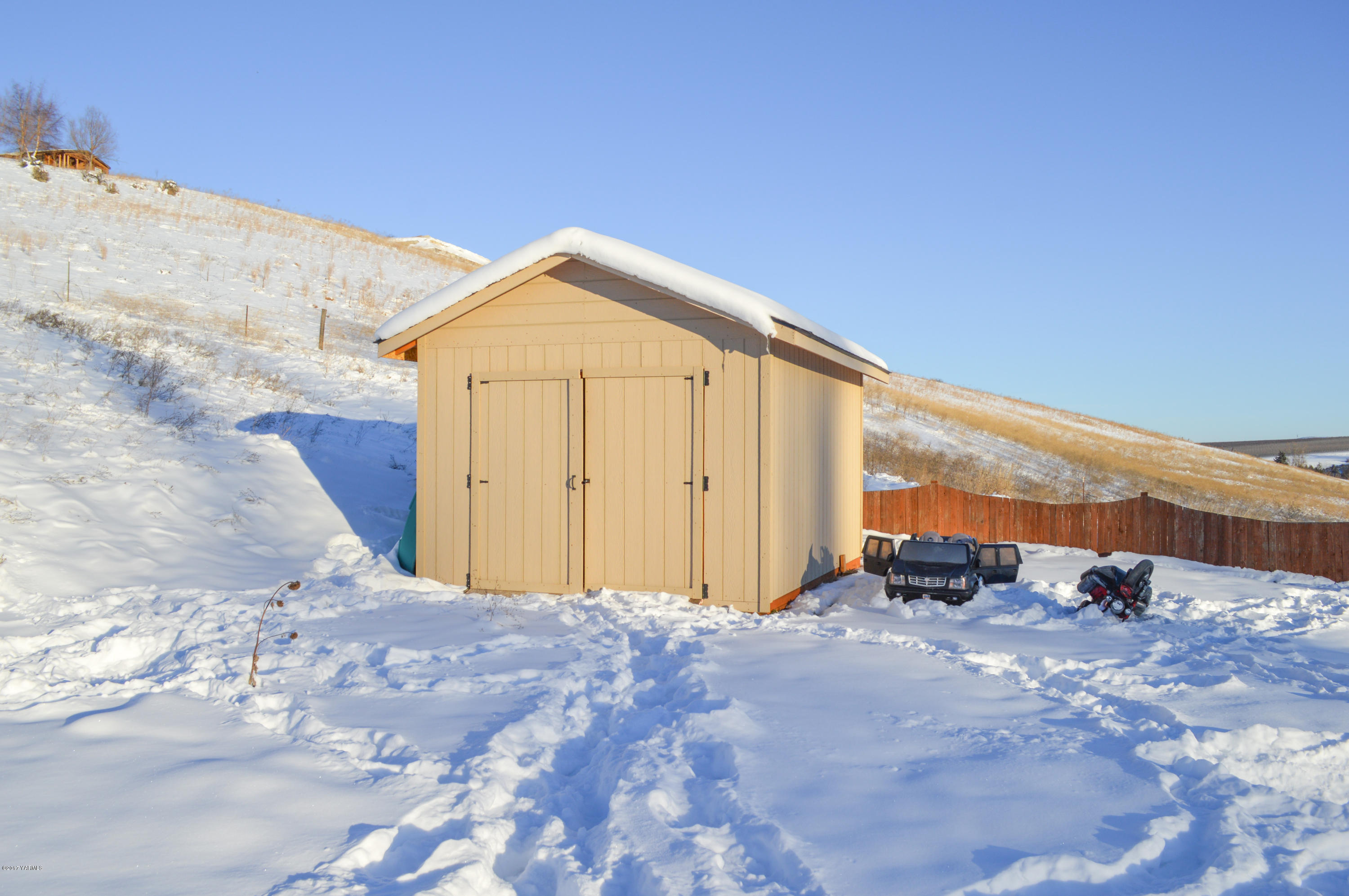 371 West Canyon Road Yakima, WA 98908 - Photo 7 of 10 a view of a house with a snow in the background