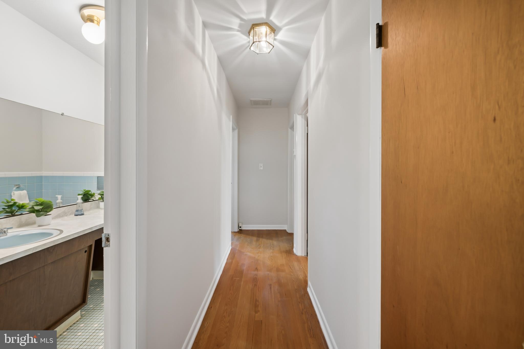 9710 Hillsmere Road Ellicott City, MD 21042 - Photo 28 of 46 Hallway