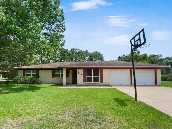 $250,000 | 516 Dwyer Street, Angleton, TX 77515