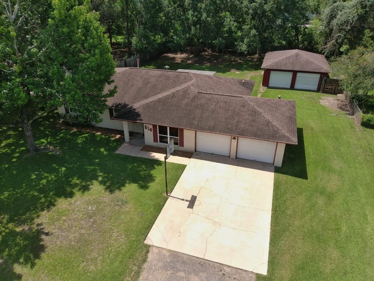 516 Dwyer Street Angleton, TX 77515 - Photo 2 of 18