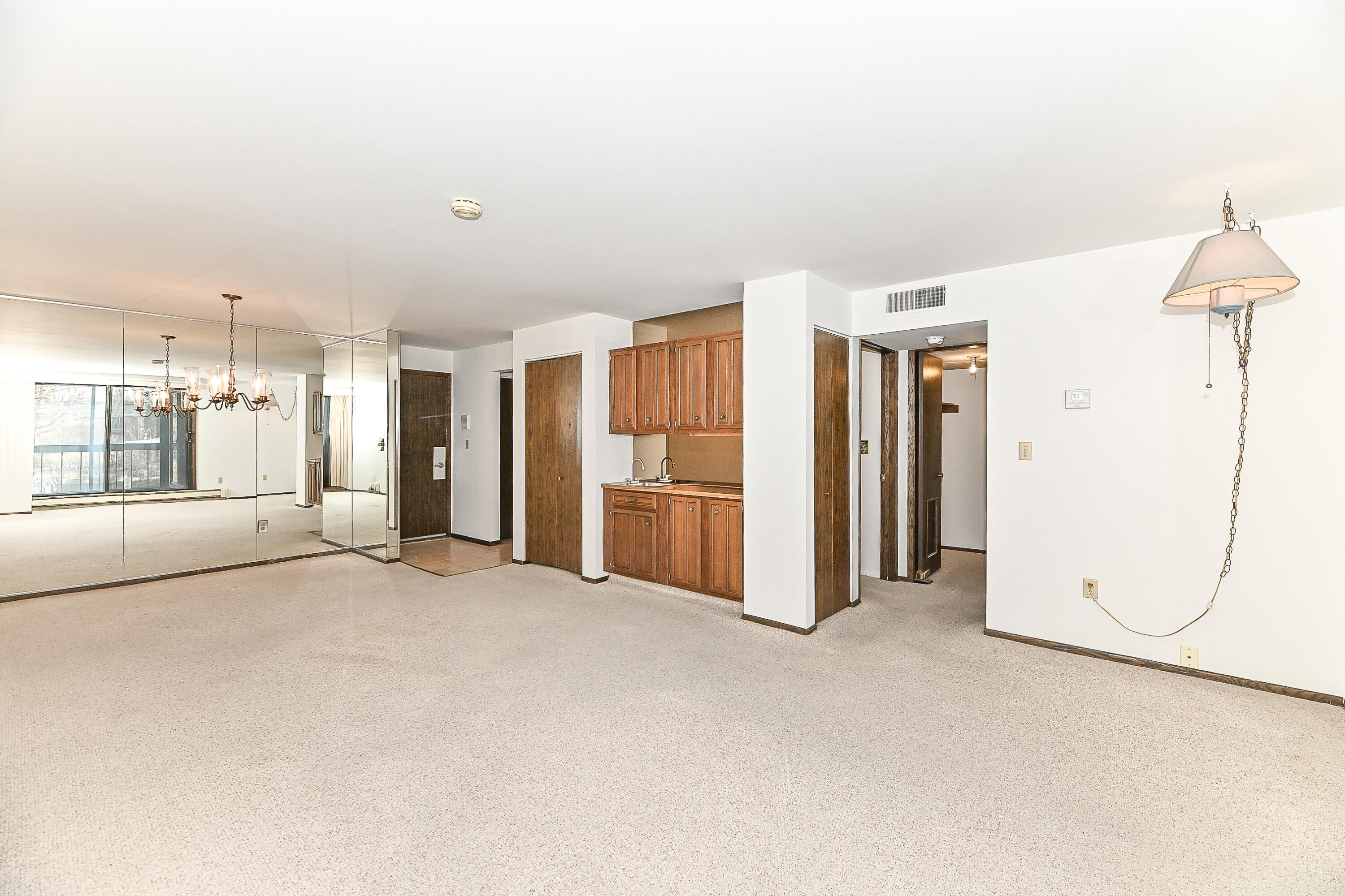 4215 North 100th Street, Unit 269 Milwaukee, WI 53222 - Photo 12 of 38 Wet Bar