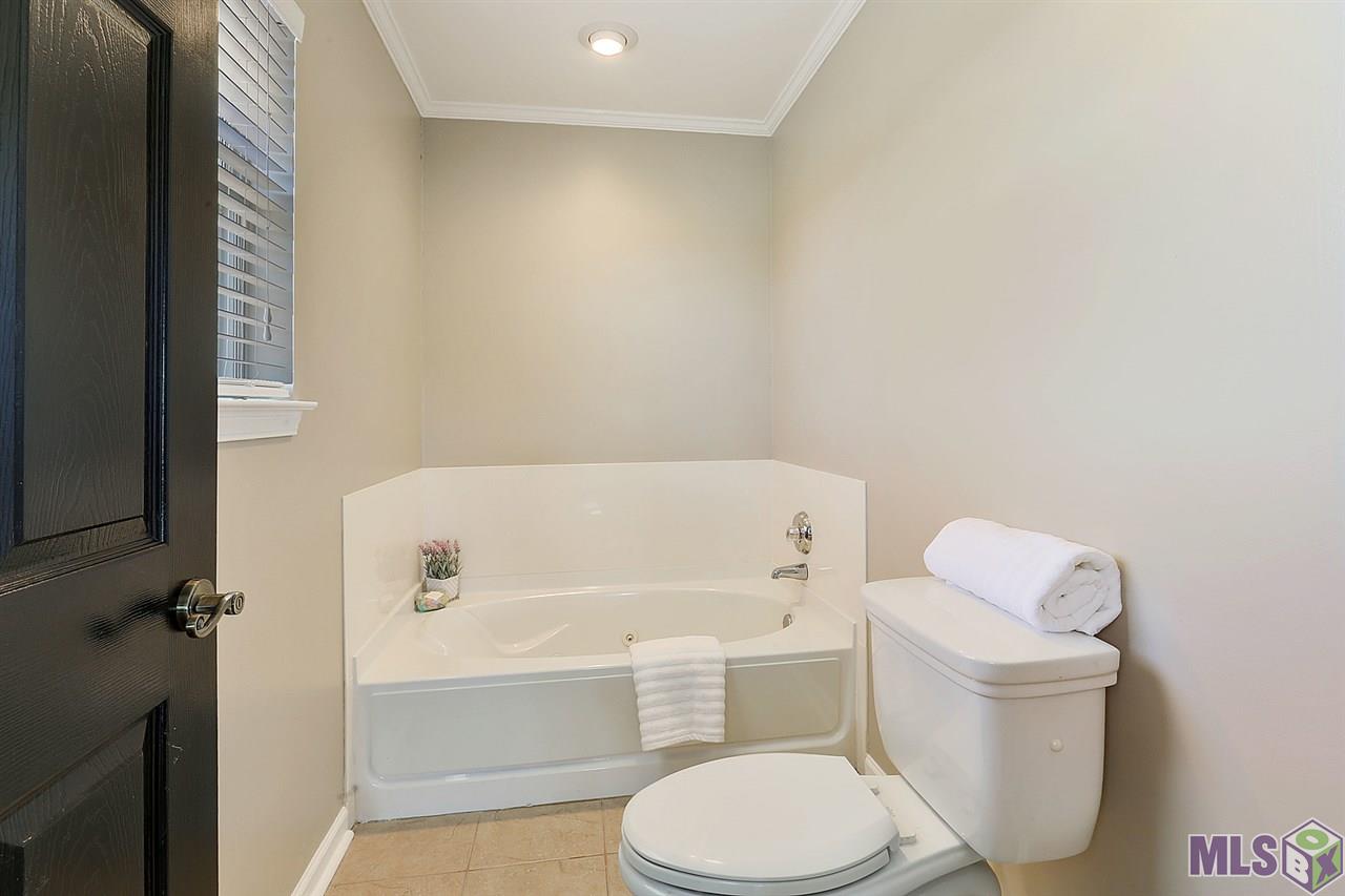 6051 Lemon Road Slaughter, LA 70777 - Photo 12 of 18 Master Bathroom