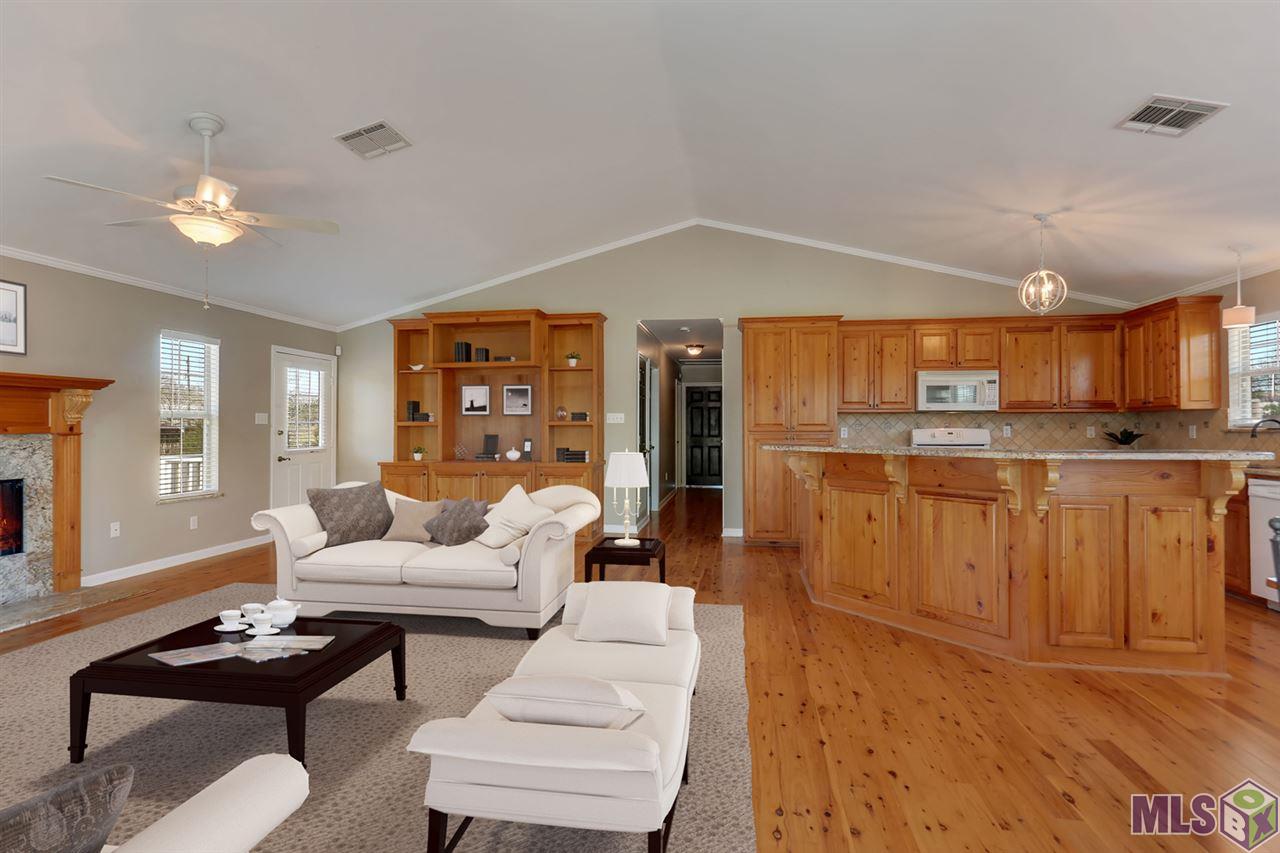 6051 Lemon Road Slaughter, LA 70777 - Photo 5 of 18 Lovely Living Area with Vaulted Ceilings