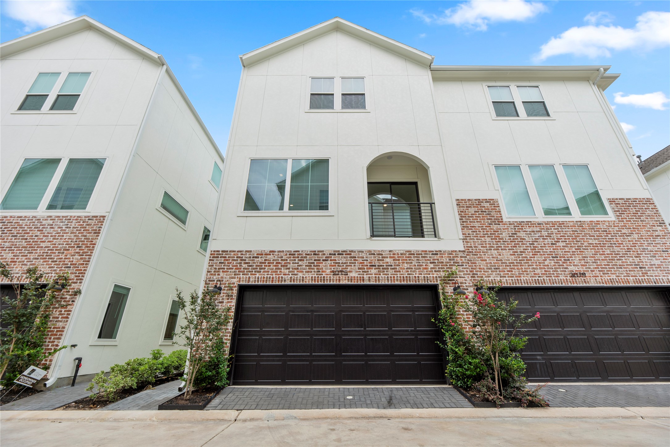 3075 Hicks Street Houston, TX 77007 - Photo 2 of 34 a front view of a house with yard
