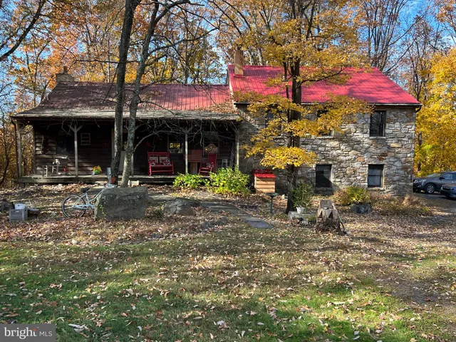 a view of a house with yard and tree
