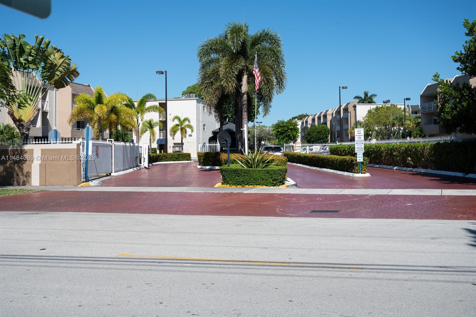 7715 Southwest 86th Street, Unit A2307 Miami, FL 33143 - Photo 88 of 89 a small garden in the backyard of a building