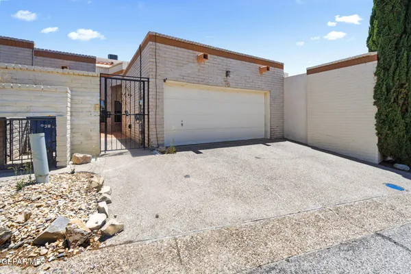 $347,700 | 124 Casitas Del Este Lane, El Paso, TX 79935
