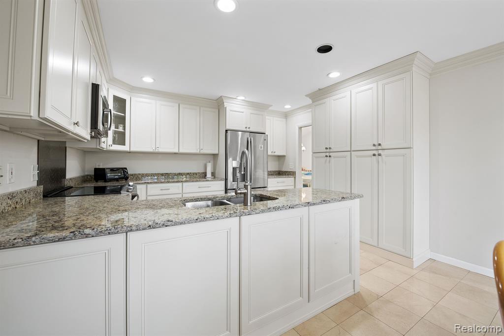 5700 Ridgewood Road West Bloomfield, MI 48322 - Photo 10 of 37