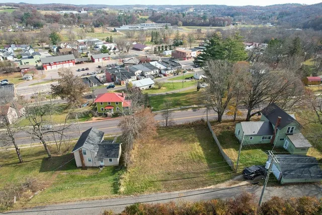 $9,900 | 205 2nd Main Street, Elroy, WI 53929