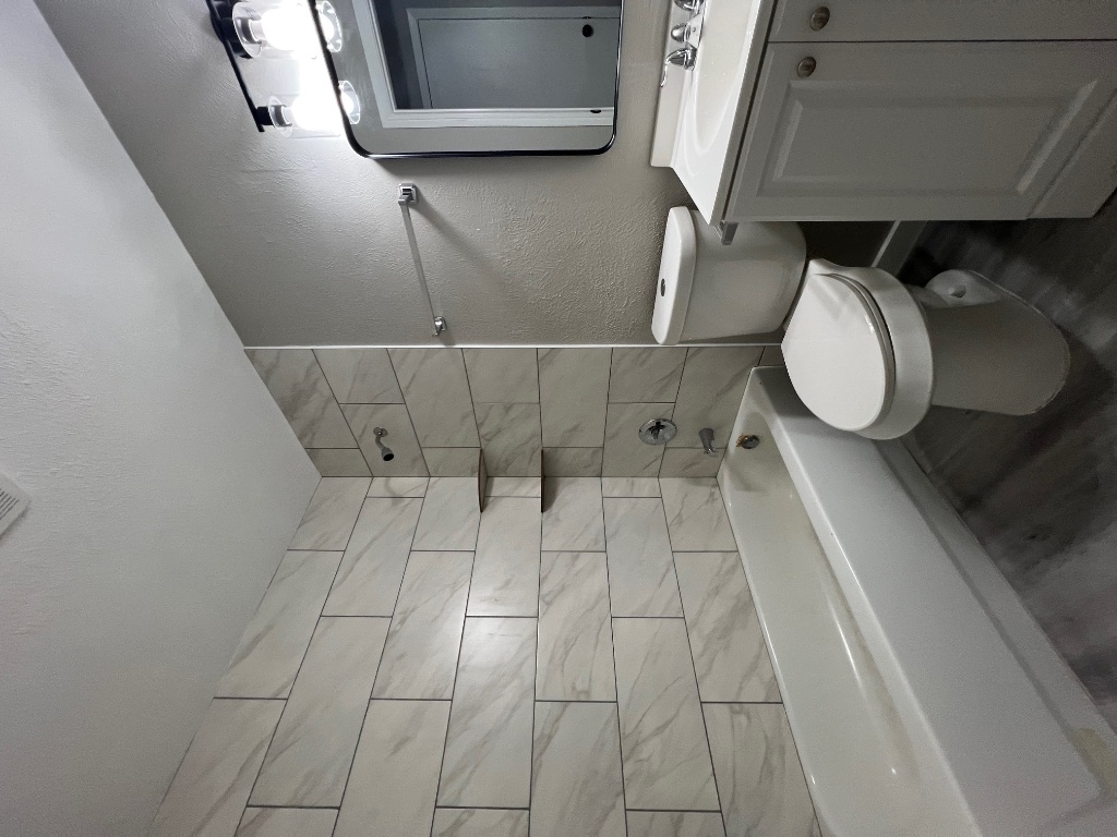 10510 Little Pebble Drive, Unit B Austin, TX 78758 - Photo 8 of 15 a bathroom with a toilet a sink and bathtub