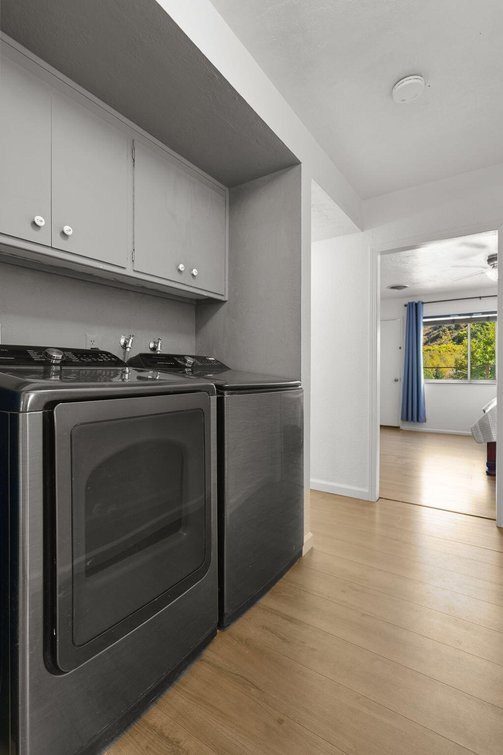 14207 Main Street French Gulch, CA 96033 - Photo 23 of 38 a kitchen with granite countertop a stove and a refrigerator