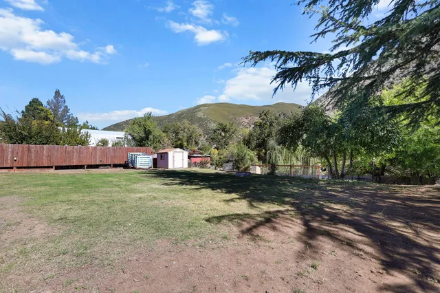 a view of a backyard