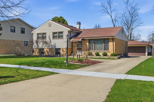 $3,200 | 1506 West Palm Drive, Mount Prospect, IL 60056
