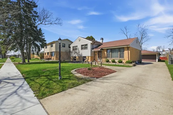 $3,200 | 1506 West Palm Drive, Mount Prospect, IL 60056