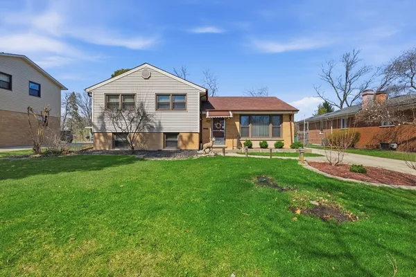 $3,200 | 1506 West Palm Drive, Mount Prospect, IL 60056