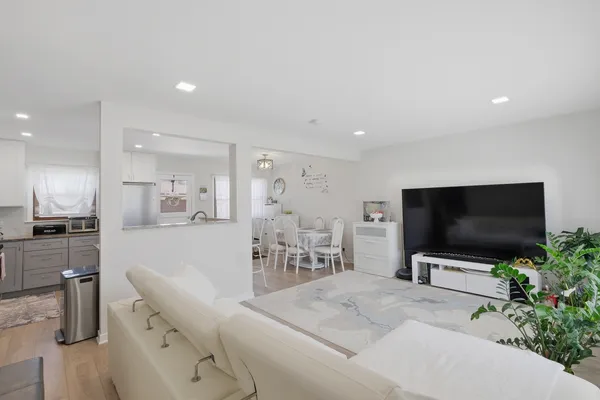 $3,200 | 1506 West Palm Drive, Mount Prospect, IL 60056