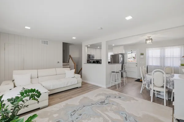 $3,200 | 1506 West Palm Drive, Mount Prospect, IL 60056