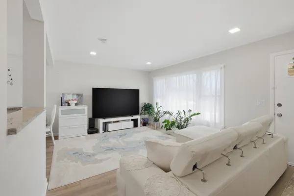 $3,200 | 1506 West Palm Drive, Mount Prospect, IL 60056