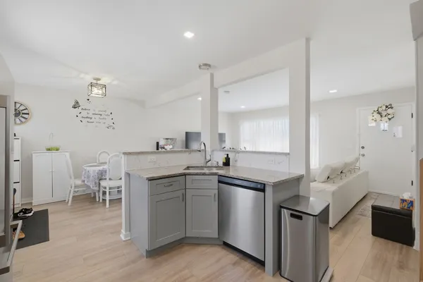 $3,200 | 1506 West Palm Drive, Mount Prospect, IL 60056