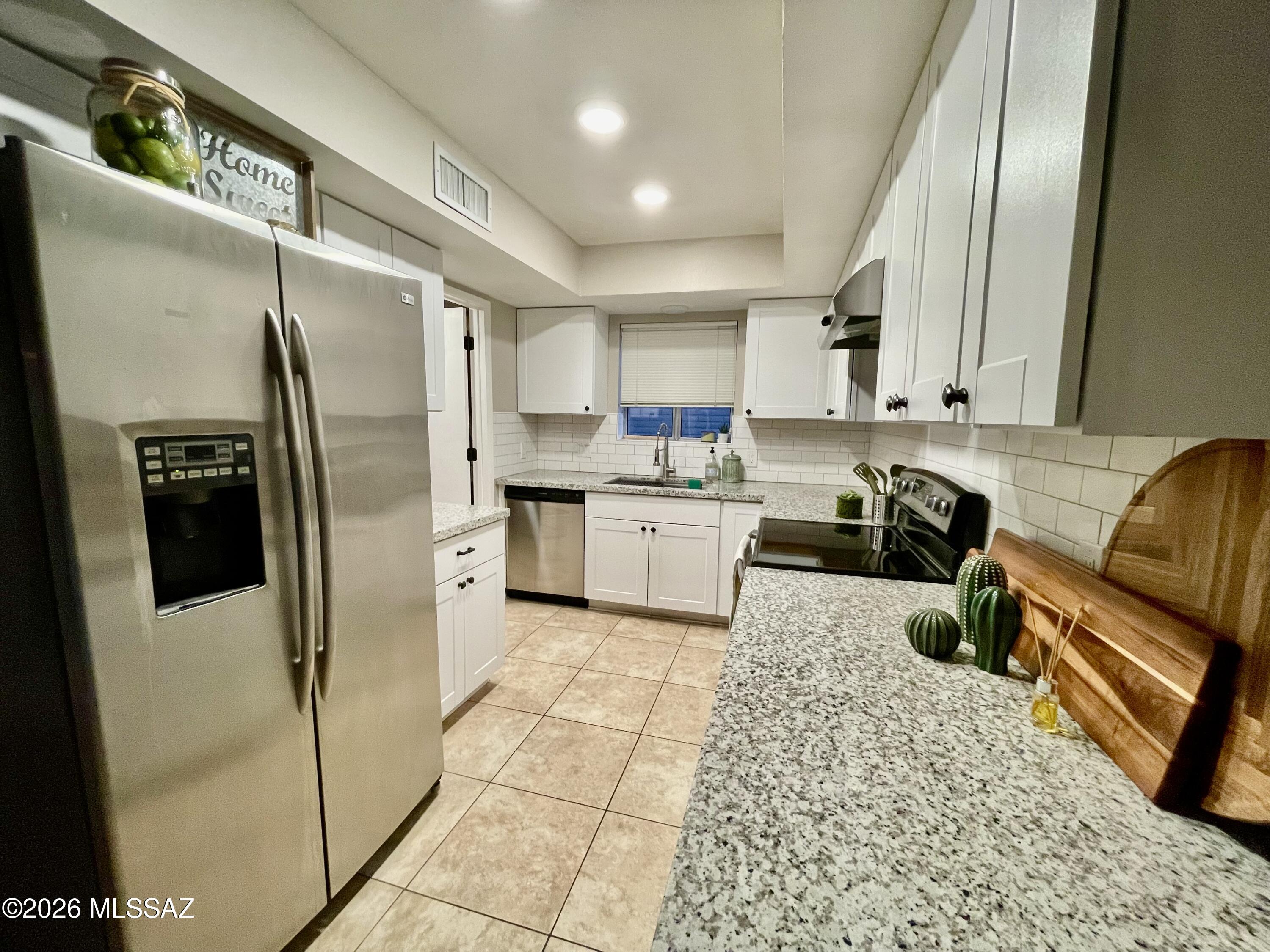 2434 North Shade Tree Circle Tucson, AZ 85715 - Photo 4 of 20 kitchen