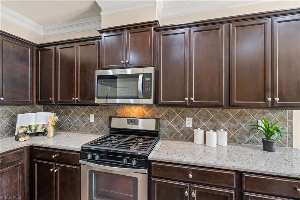 633 Stags Leap Court High Point, NC 27265 - Photo 8 of 40 Gas Range