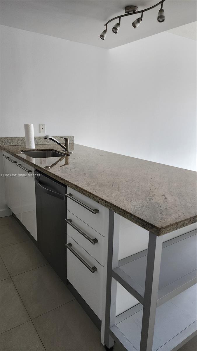 185 Southwest 7th Street, Unit 3814 Miami, FL 33130 - Photo 4 of 17 Stainless steel appliances, granite countertop. Modern and elegant