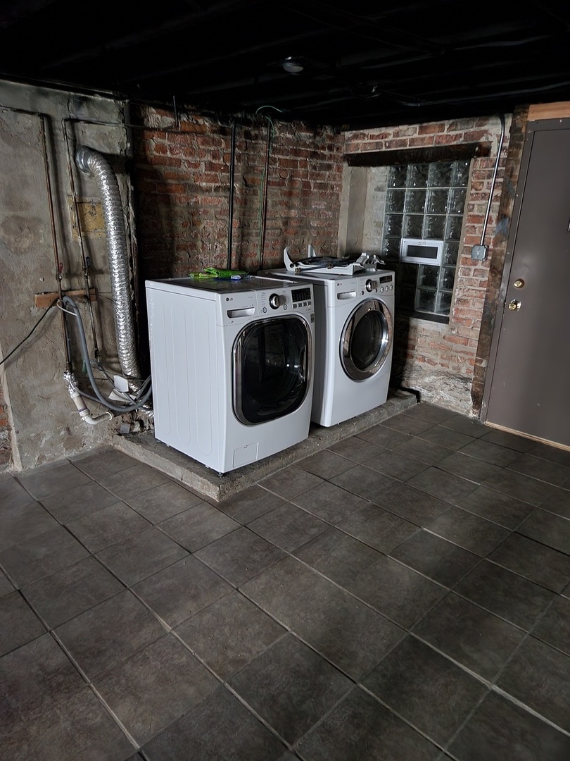 2663 West Maypole Avenue Chicago, IL 60612 - Photo 9 of 15 a utility room with dryer and washer
