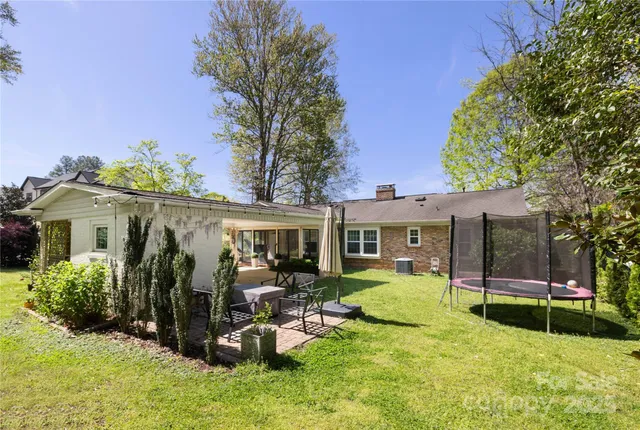 a view of a house with backyard