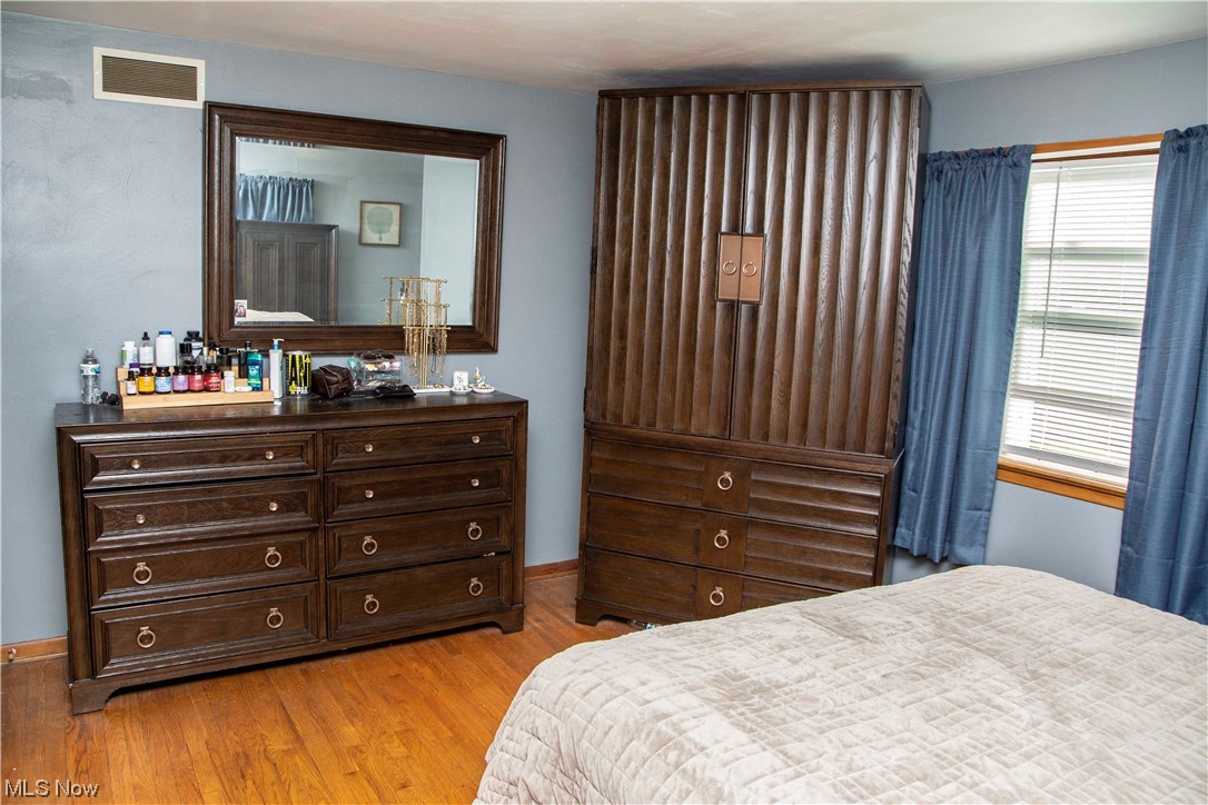 2658 Brunswick Road Youngstown, OH 44511 - Photo 23 of 33 Bedroom featuring light hardwood flooring