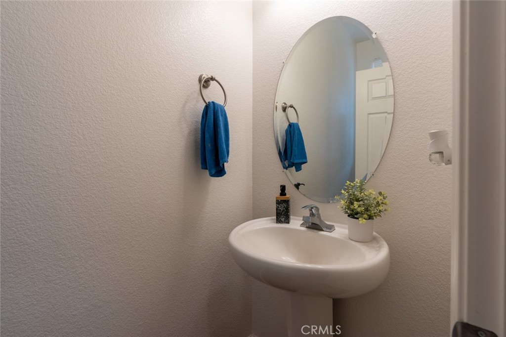 2936 Dillon Lane Merced, CA 95348 - Photo 13 of 34 a bathroom with a sink and mirror