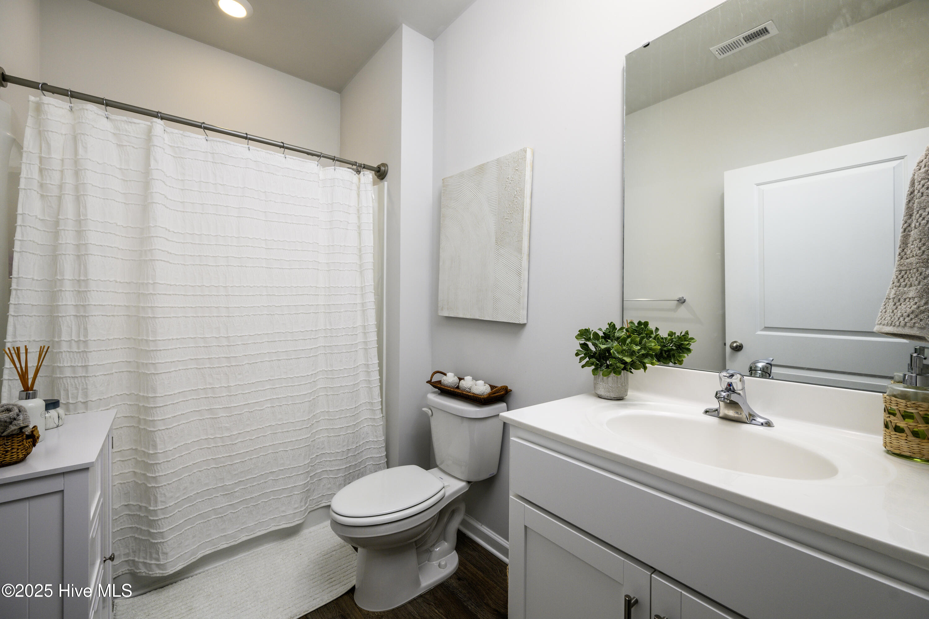 417 Frida Road New Bern, NC 28560 - Photo 33 of 56 Guest Bathroom