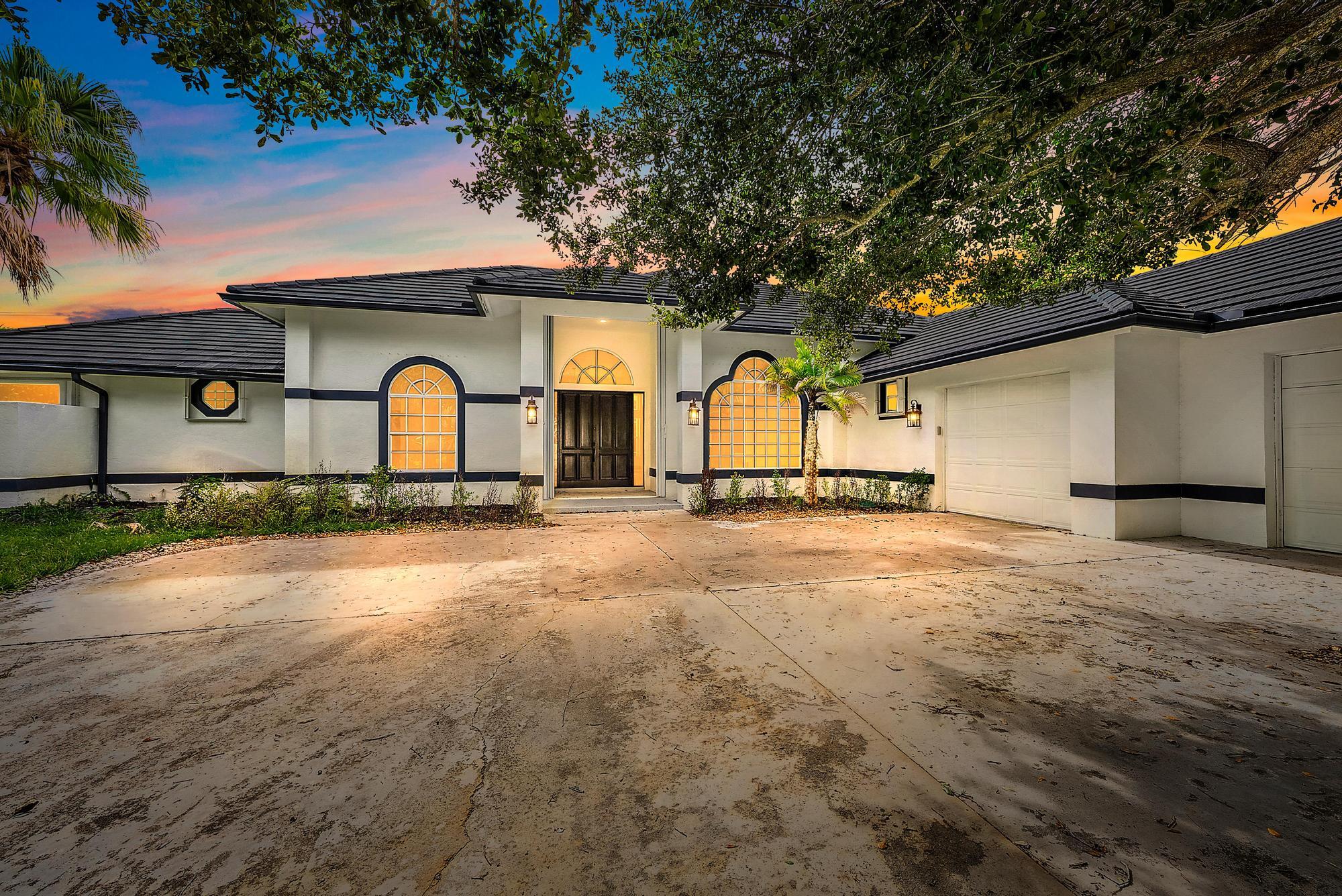 a view of a house with a backyard