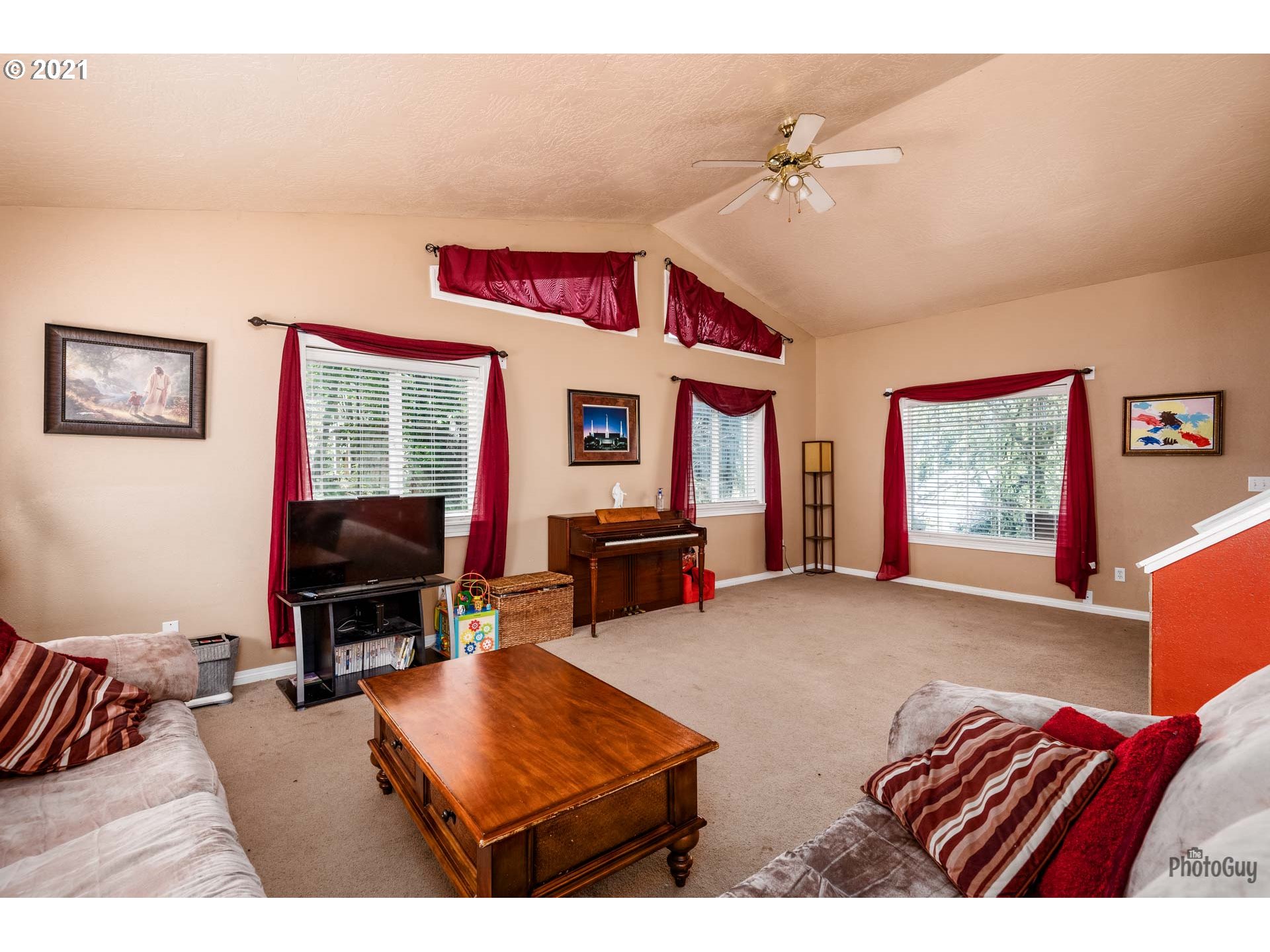 7277 Forsythia Street Springfield, OR 97478 - Photo 11 of 29 a bedroom with furniture and a window
