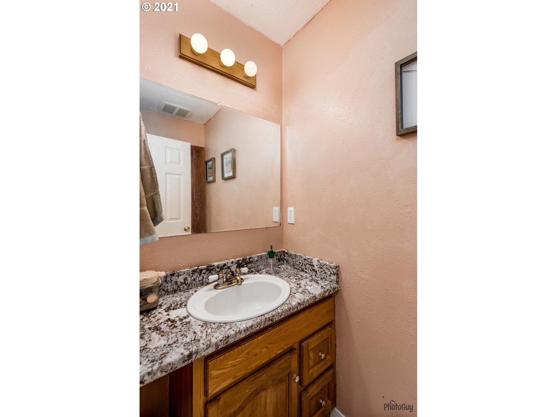 7277 Forsythia Street Springfield, OR 97478 - Photo 17 of 29 a bathroom with a sink and a mirror