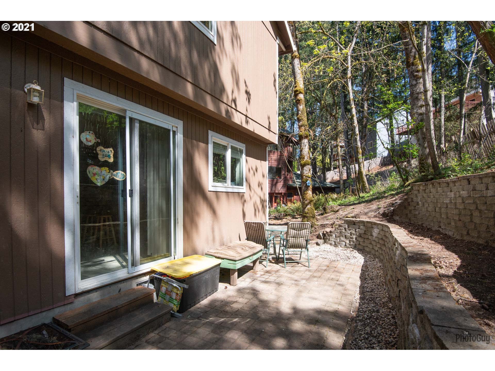 7277 Forsythia Street Springfield, OR 97478 - Photo 27 of 29 a backyard of a house with yard and outdoor seating