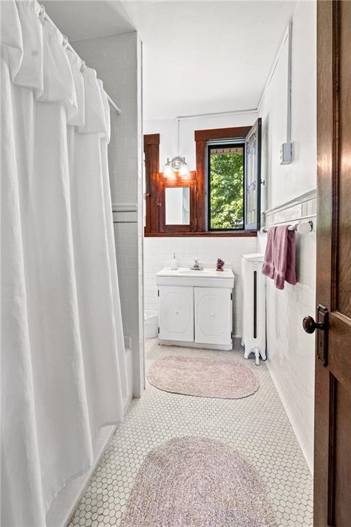47 Ralston Place Mt. Lebanon, PA 15216 - Photo 26 of 44 Classic full bath with natural light and timeless detail
