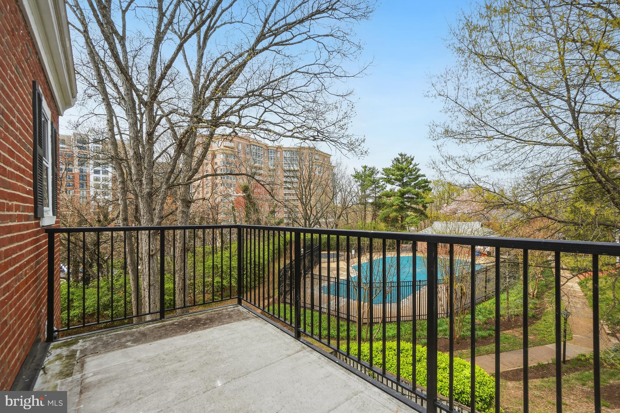 4905 29th Road South, Unit B1 Arlington, VA 22206 - Photo 24 of 52 a view of a balcony with a pot