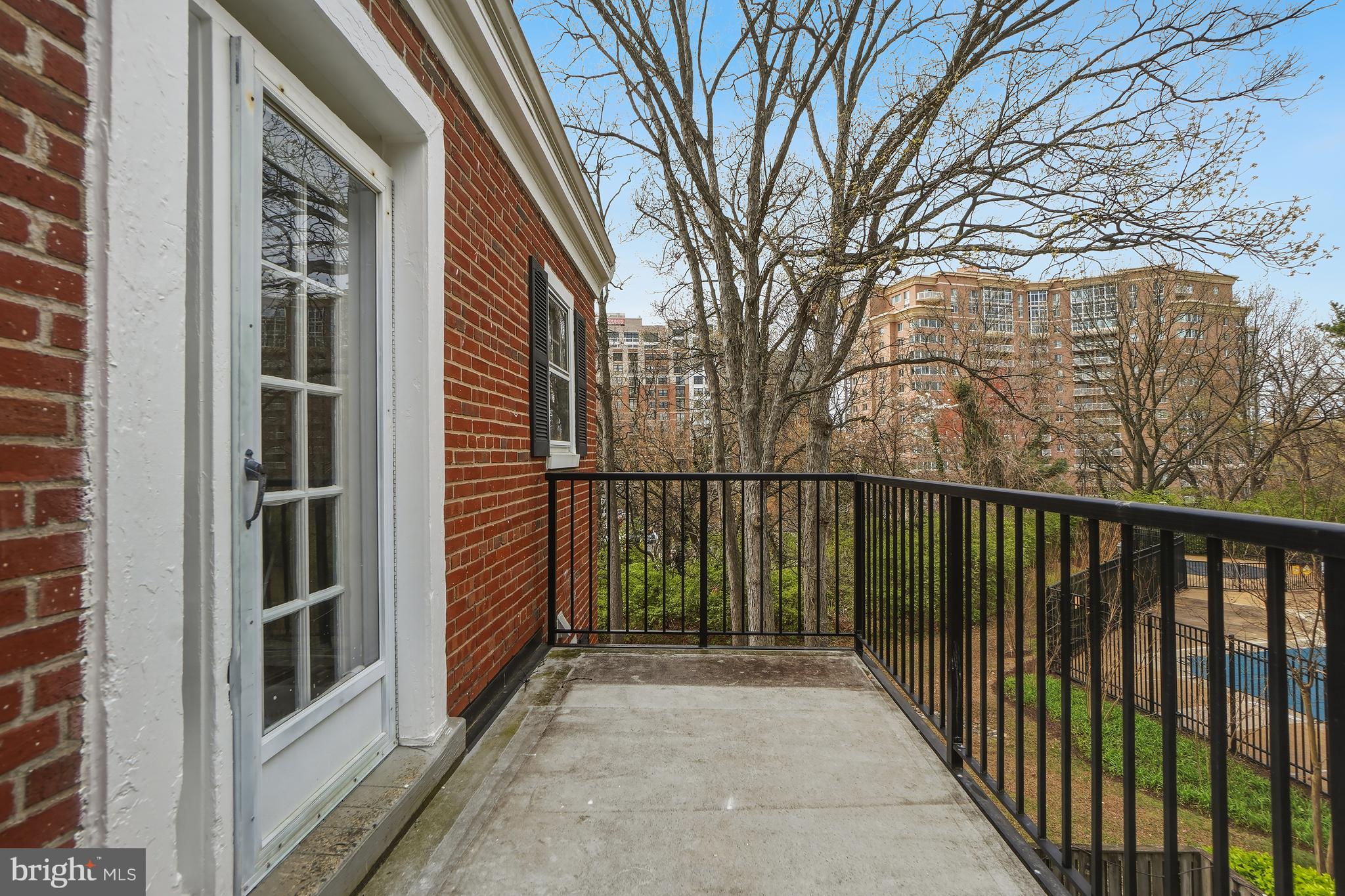 4905 29th Road South, Unit B1 Arlington, VA 22206 - Photo 25 of 52 a view of a balcony with wooden fence and floor