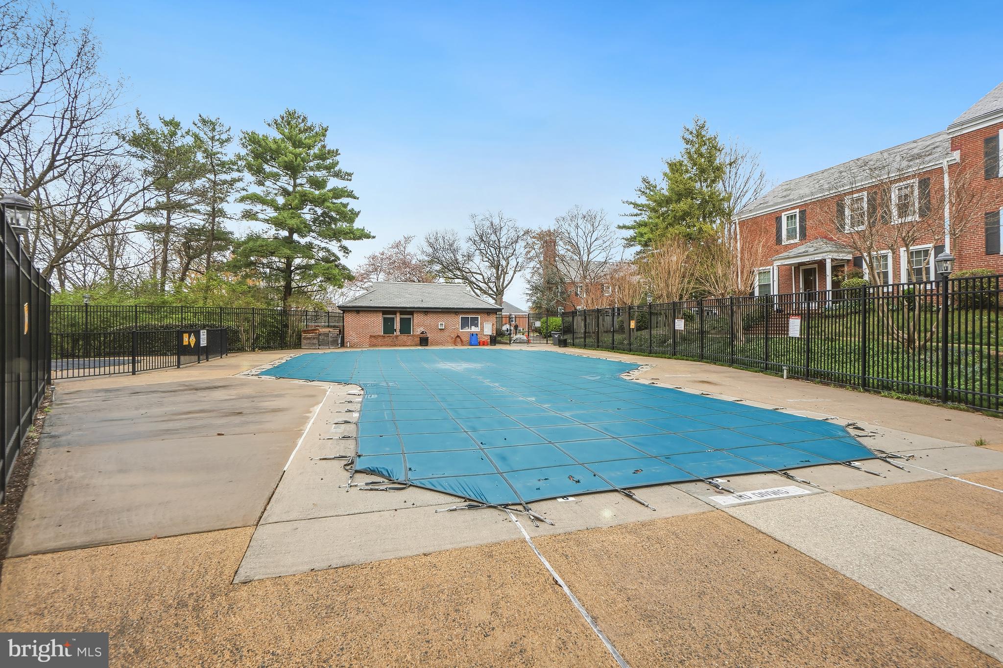 4905 29th Road South, Unit B1 Arlington, VA 22206 - Photo 27 of 52 a view of a yard with a house