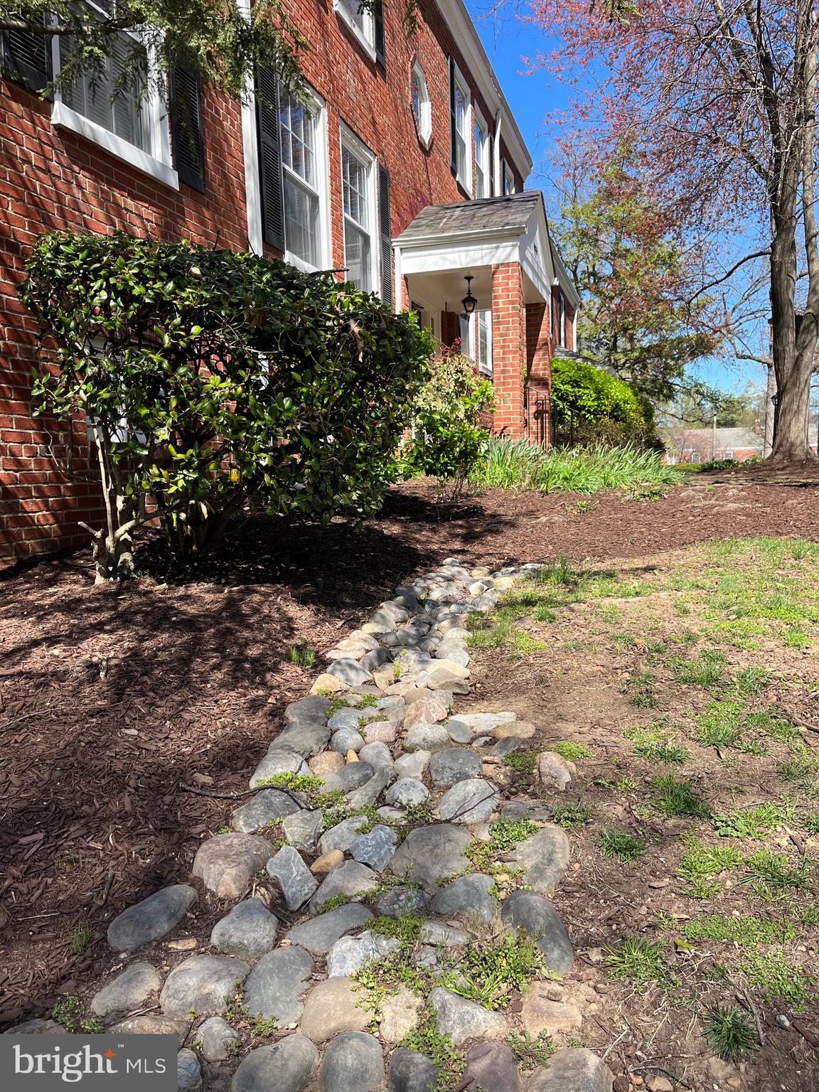 4905 29th Road South, Unit B1 Arlington, VA 22206 - Photo 35 of 52 a view of a pathway with a house