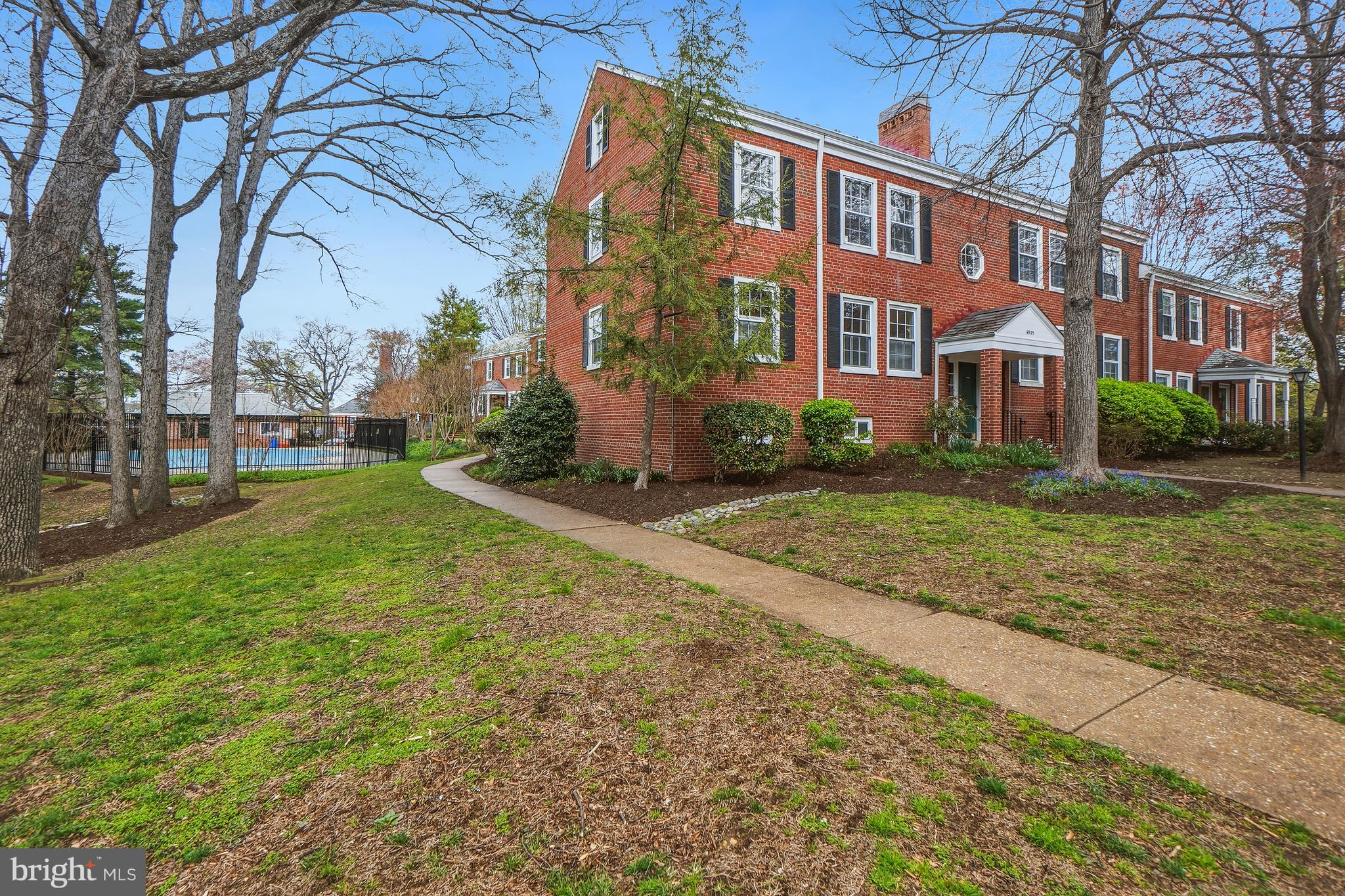 4905 29th Road South, Unit B1 Arlington, VA 22206 - Photo 43 of 52 a view of a building with a yard