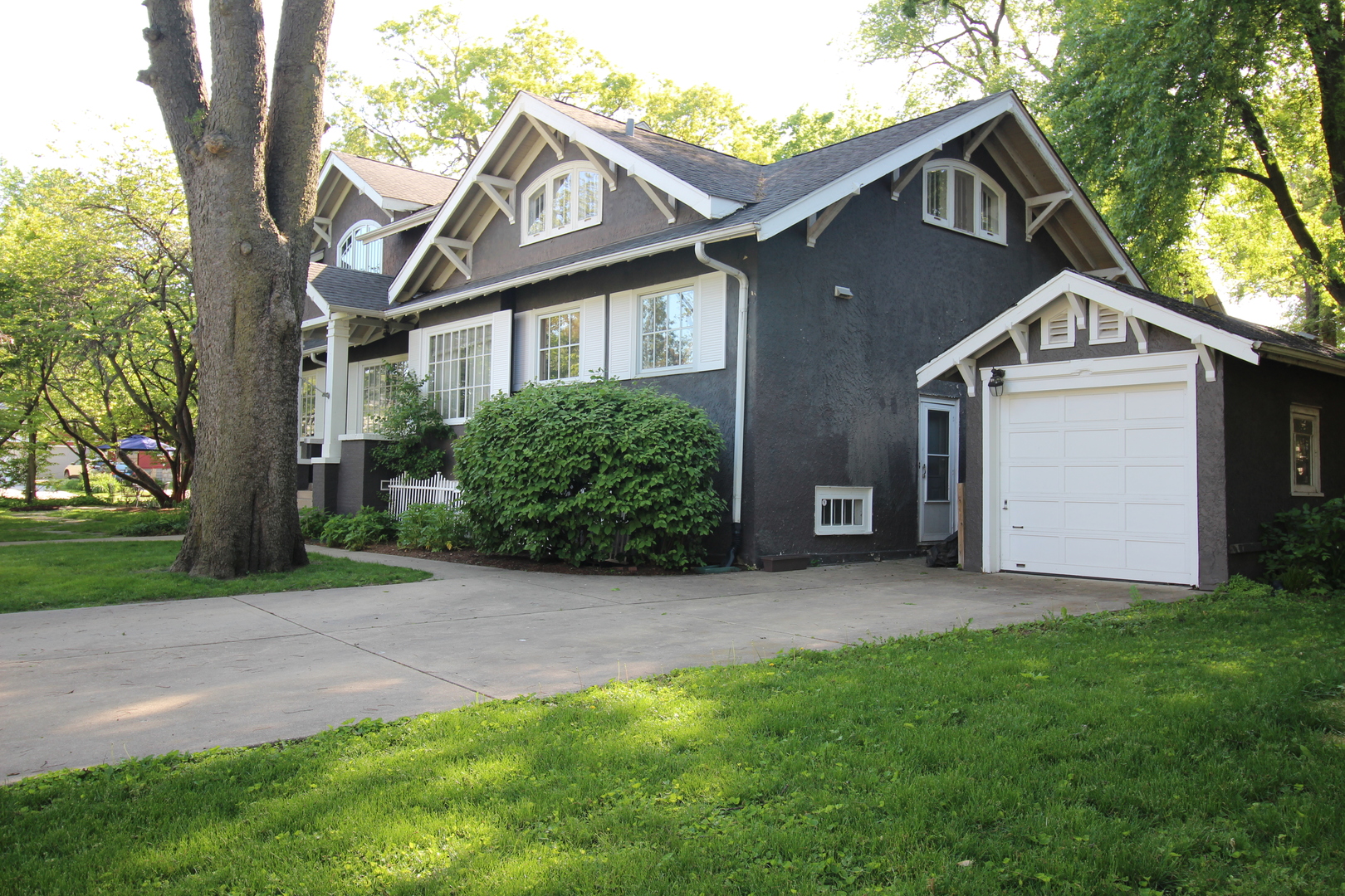 172 Barrypoint Road Riverside, IL 60546 - Photo 2 of 13