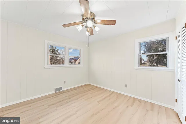 a view of empty room with window